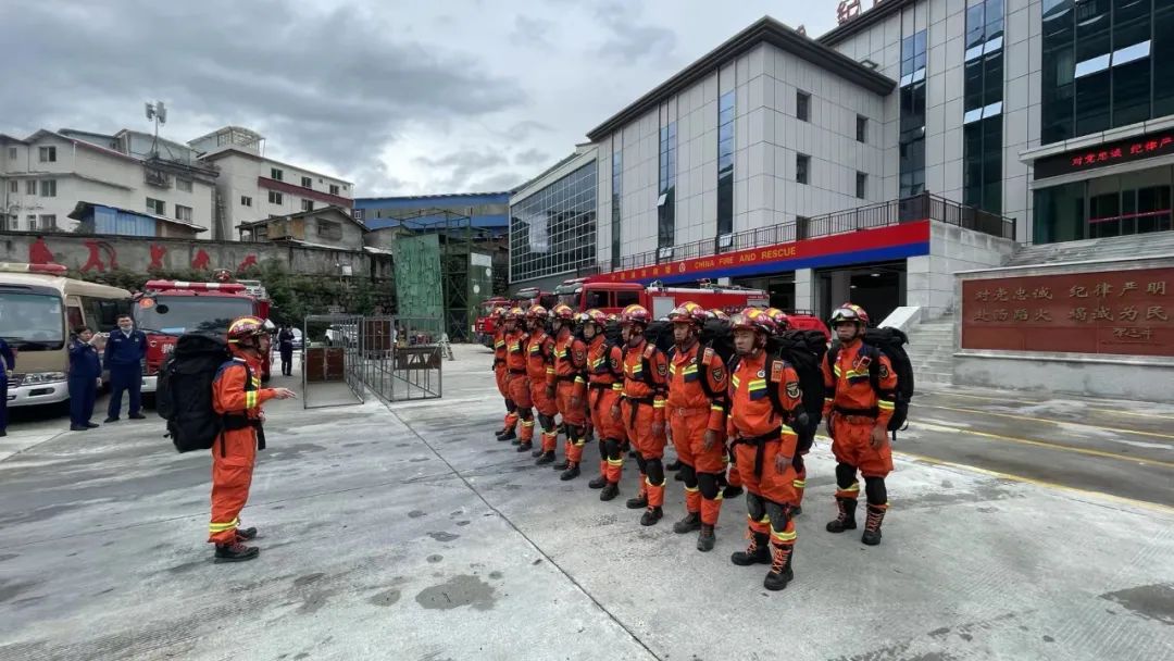 【人民日?qǐng)?bào)】余震不斷，救援力量緊急集結(jié)趕赴震區(qū)