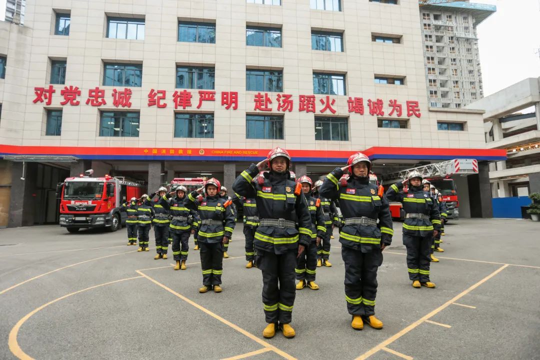 追夢(mèng)火焰藍(lán)丨看！從風(fēng)雨中走來的一支百年消防隊(duì)