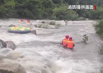 【新聞直播間】游客突遇降雨被困山林 消防緊急救援