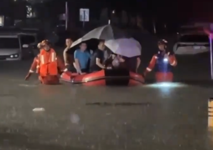 【新聞直播間】廣東深圳暴雨致人員被困 消防緊急疏散轉(zhuǎn)移