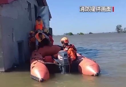 【新聞直播間】湖南華容洞庭湖大堤發(fā)生決口險情 消防連夜緊急轉(zhuǎn)移被困群眾