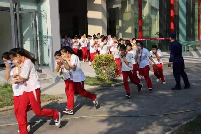 遭遇火災(zāi)，如何及時逃離險境？保定消防進(jìn)校園，教火災(zāi)你如何逃生自救